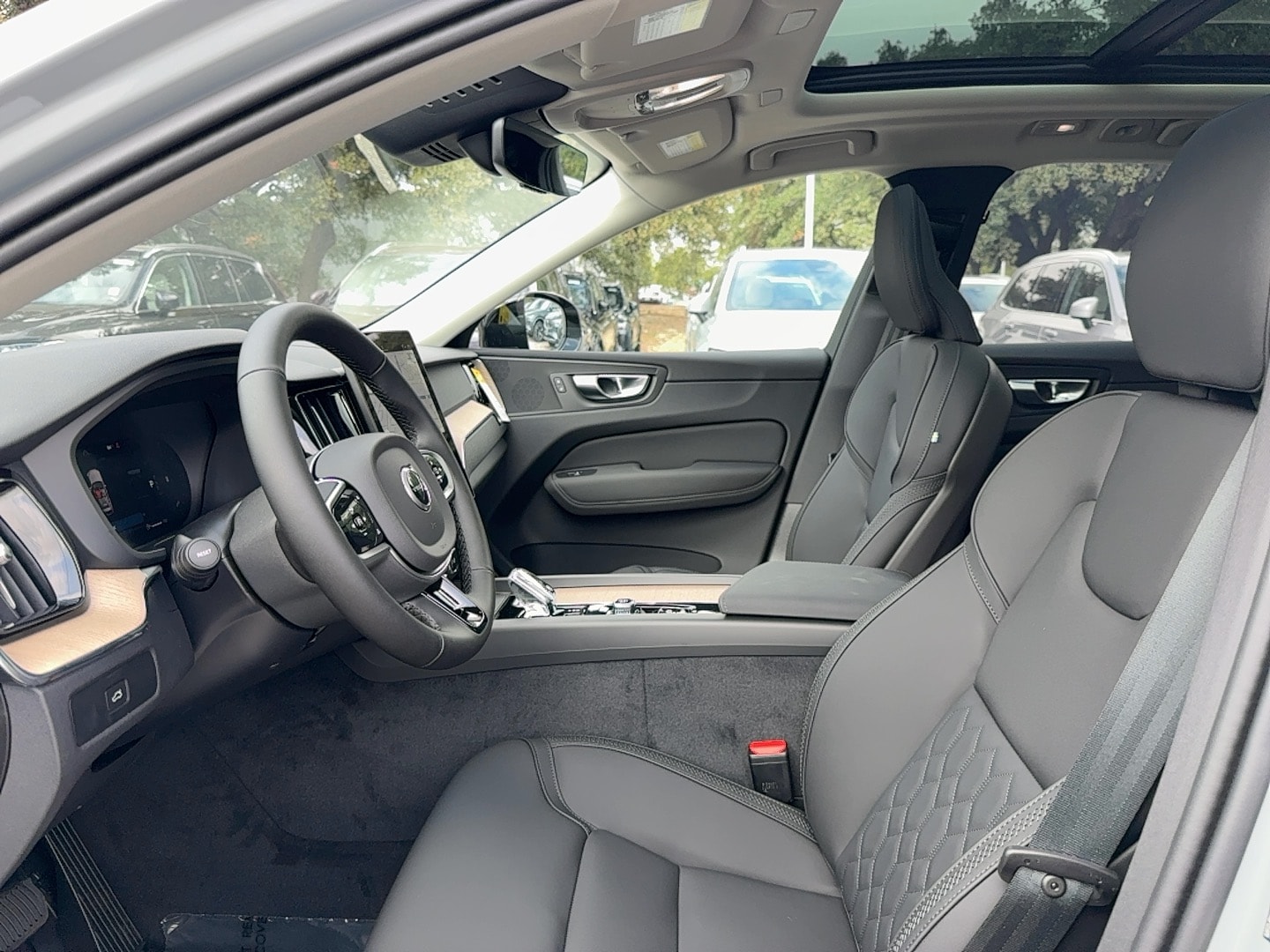 2026 Volvo XC60 Plus - Photo 14