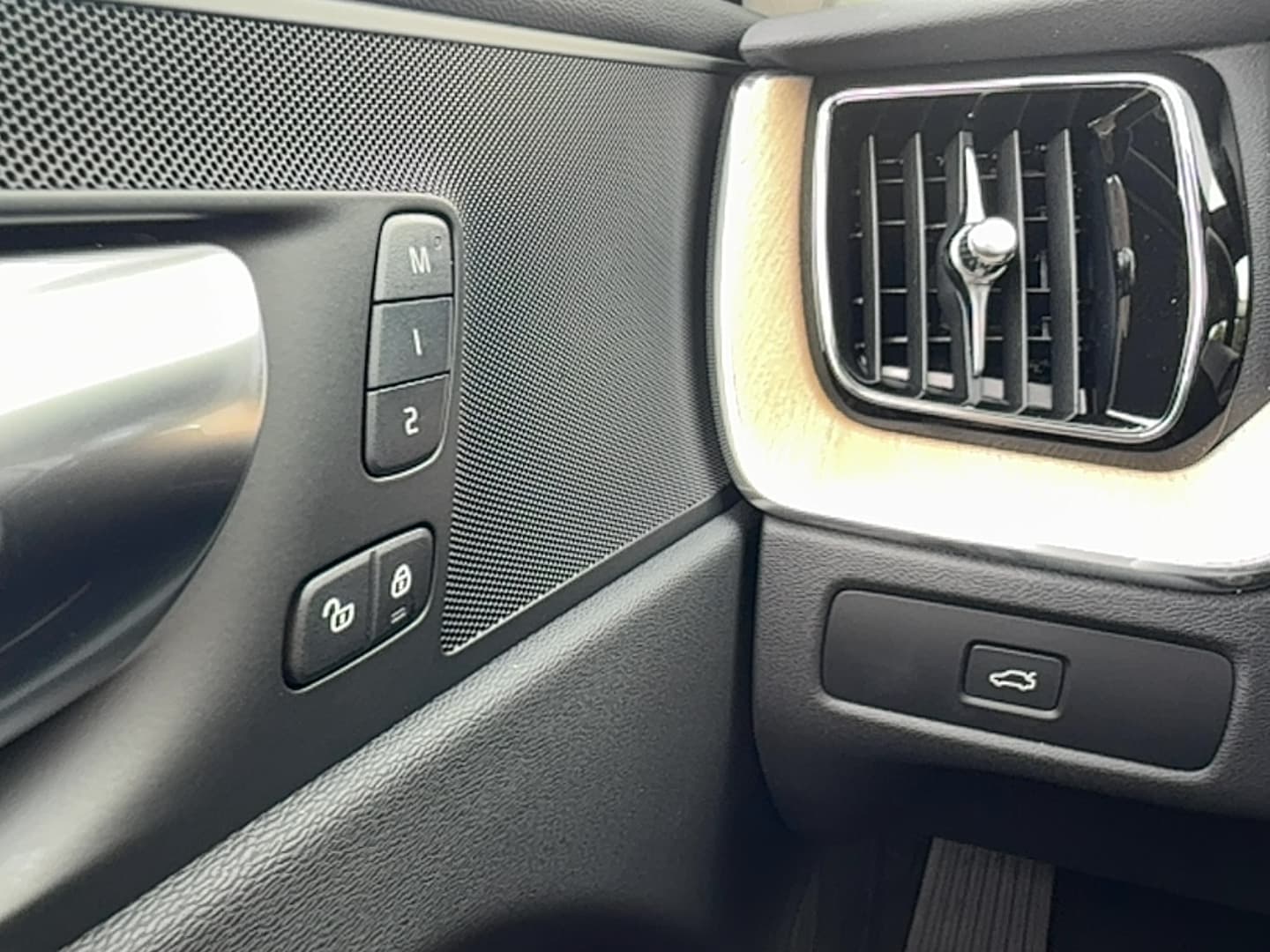 2026 Volvo XC60 Plus - Photo 23