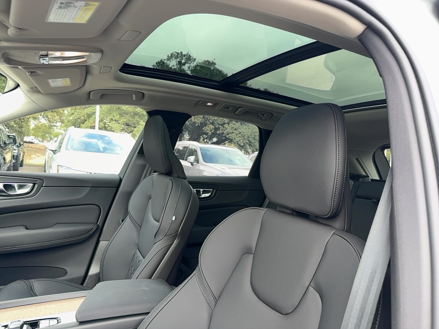 2026 Volvo XC60 Plus - Photo 13