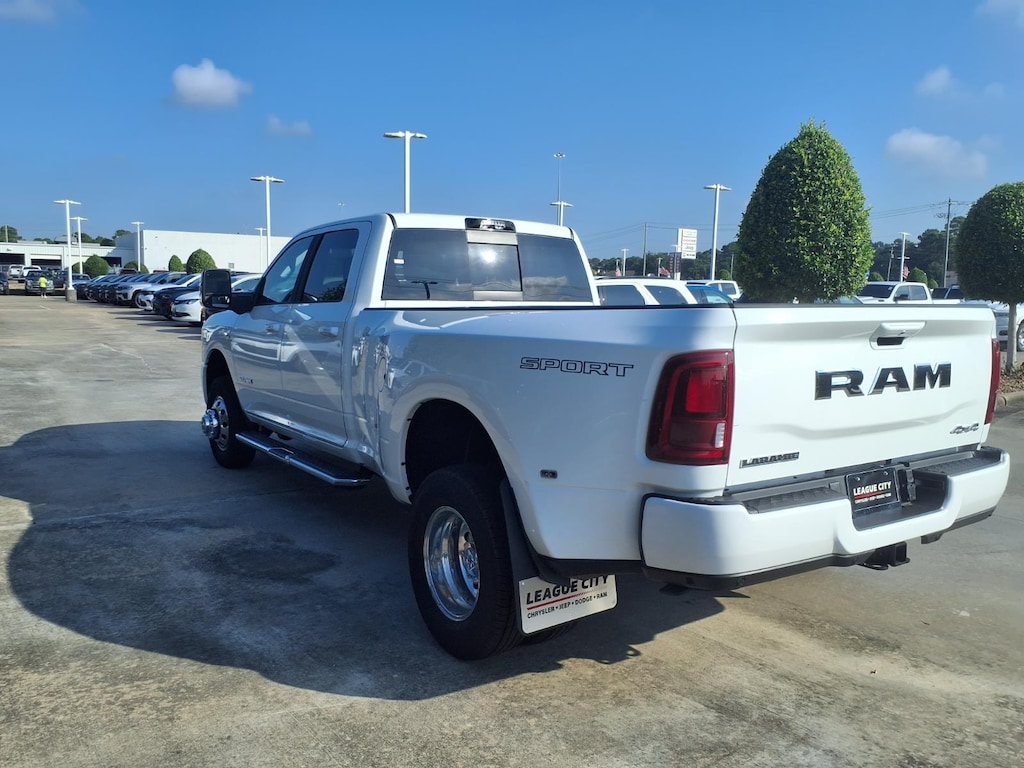 New 2027 Ram 3500 LARAMIE CREW CAB 4X4 8' BOX Pickup