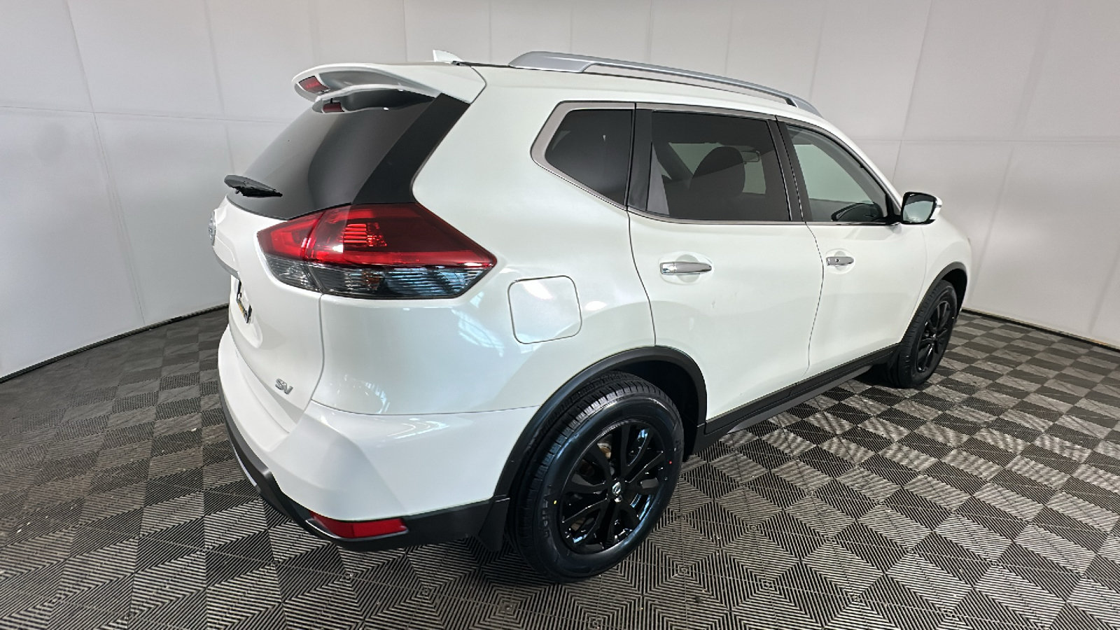 Used 2019 Nissan Rogue SV with VIN 5N1AT2MT8KC761335 for sale in Cuyahoga Falls, OH