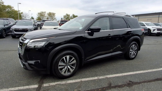 Used 2024 Nissan Pathfinder SL SUV