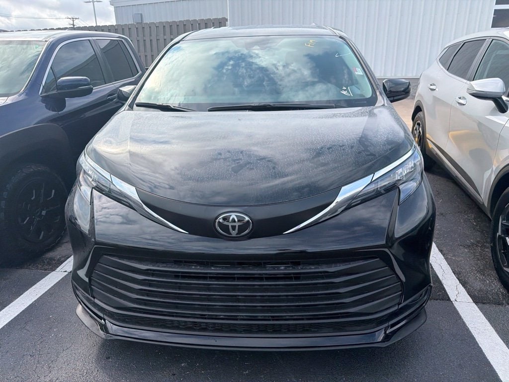 Used 2026 Toyota Sienna LE 8 Passenger Van Passenger Van