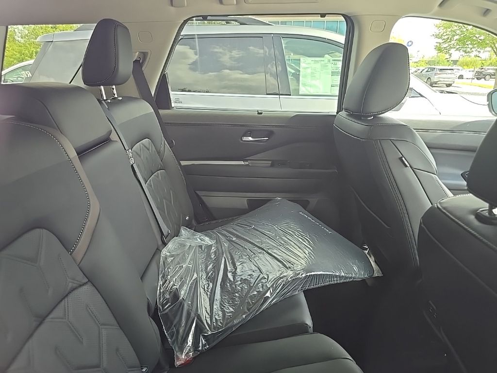 2026 Nissan Pathfinder Platinum - Photo 11