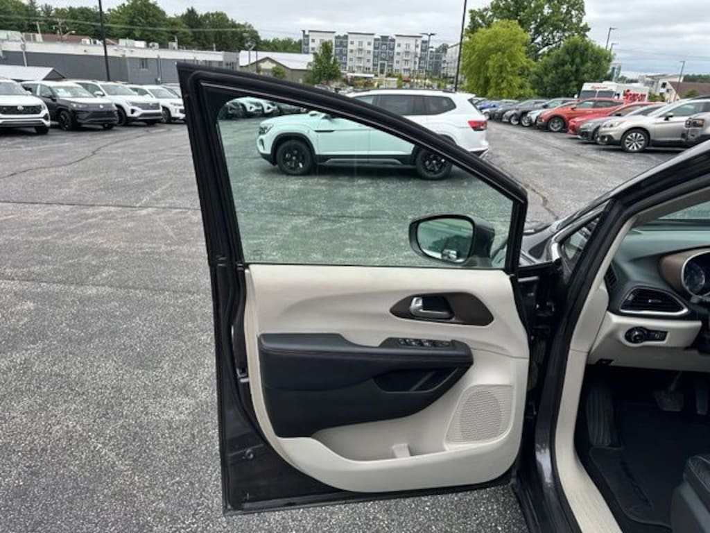 Used 2017 Chrysler Pacifica Touring L Minivan/Van