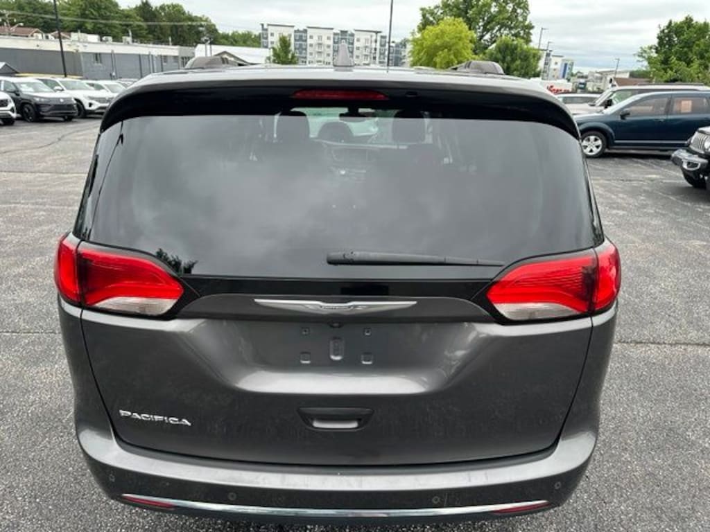 Used 2017 Chrysler Pacifica Touring L Minivan/Van