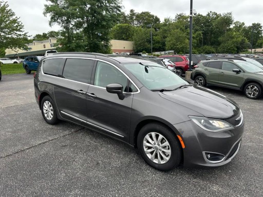 Used 2017 Chrysler Pacifica Touring L Minivan/Van