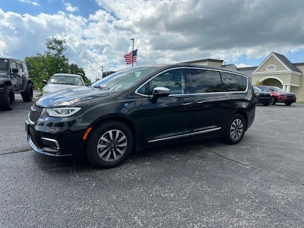2023 Chrysler Pacifica Hybrid Limited Minivan/Van 2C4RC1S74PR626732 P11063