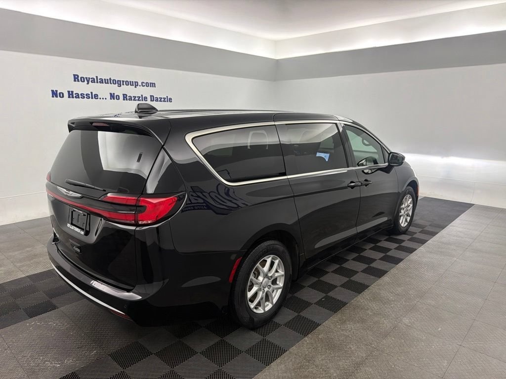 Used 2025 Chrysler Pacifica Select Van Passenger Van