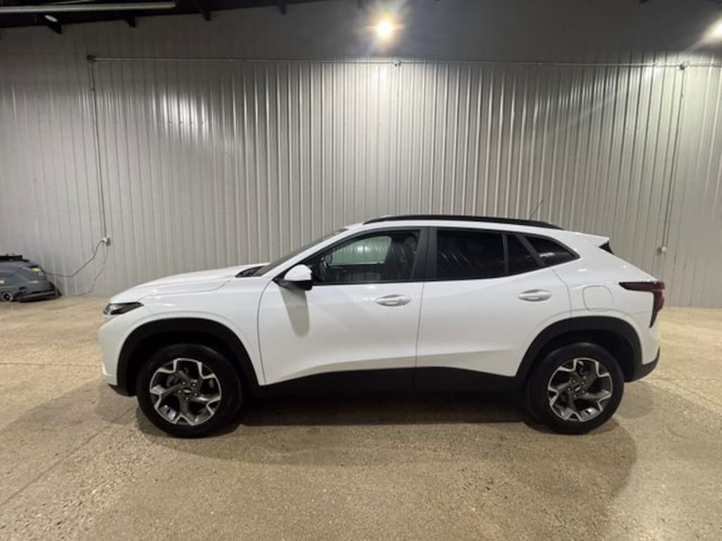 Used 2025 Chevrolet Trax LT SUV