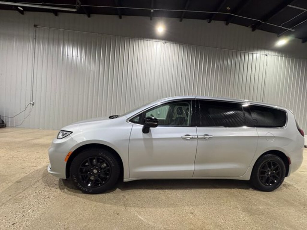 Used 2024 Chrysler Pacifica Touring L Minivan/Van