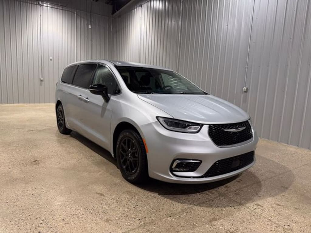 Used 2024 Chrysler Pacifica Touring L Minivan/Van