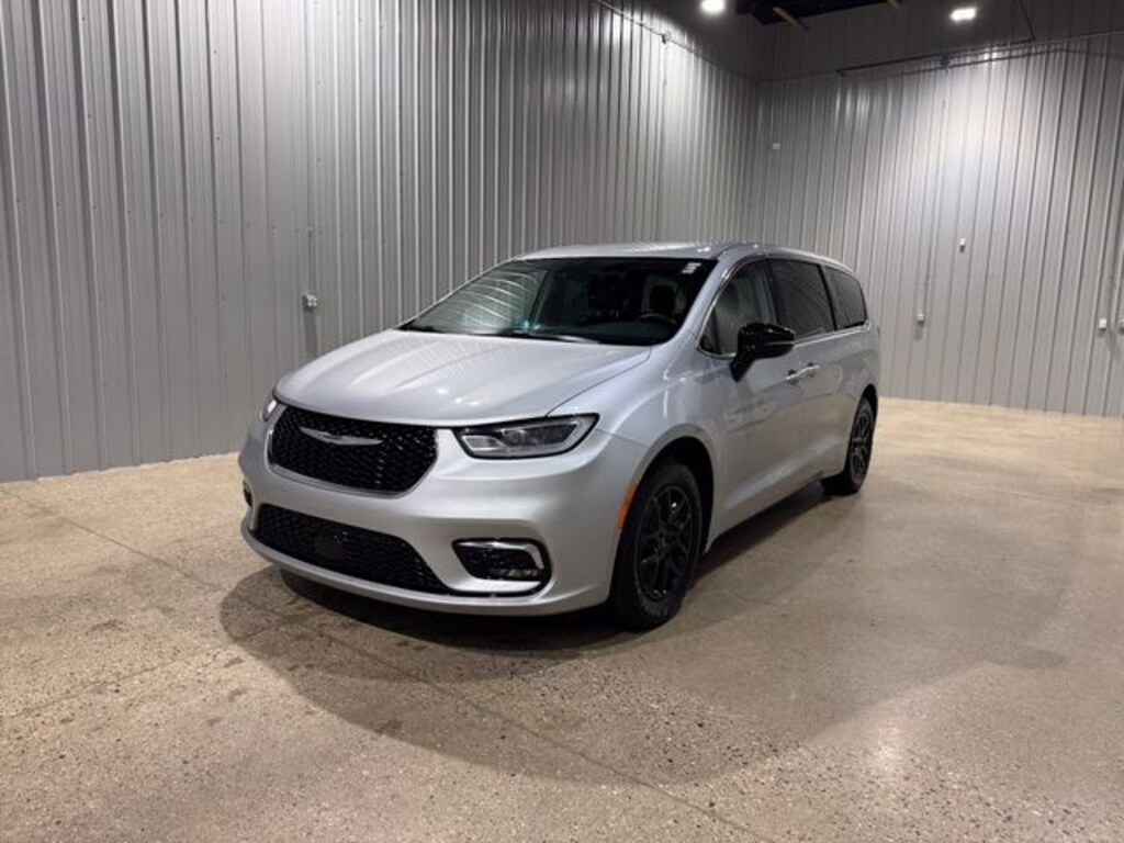 Used 2024 Chrysler Pacifica Touring L Minivan/Van