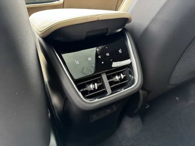 2026 Volvo EX90 Ultra - Photo 17