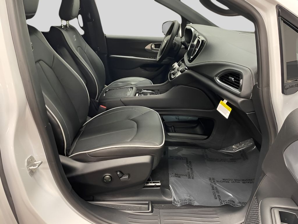 2026 Chrysler Pacifica Limited - Photo 14