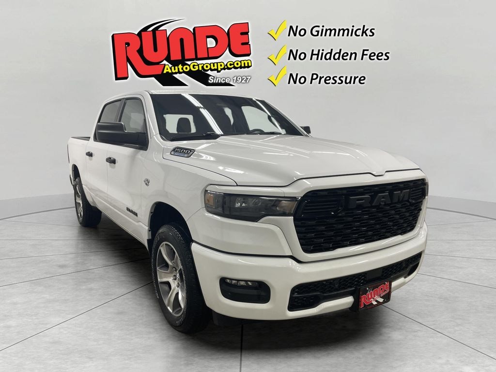 New 2026 Ram 1500 EXPRESS CREW CAB 4X4 5'7 BOX Pickup