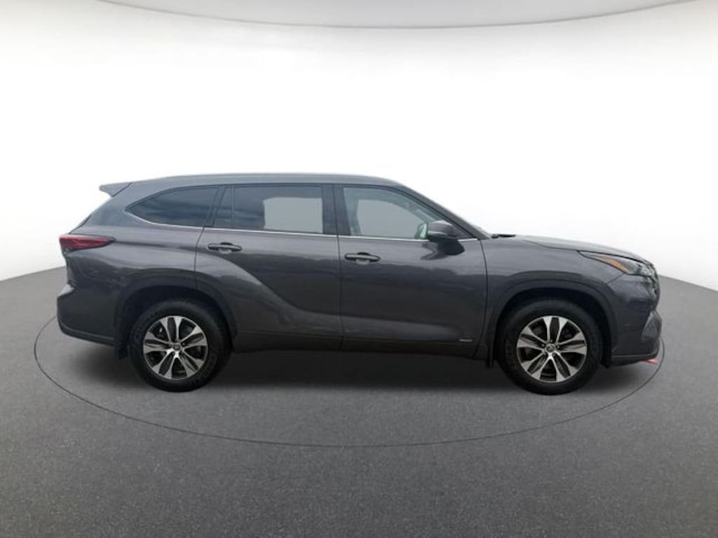 Used 2022 Toyota Highlander Hybrid XLE SUV