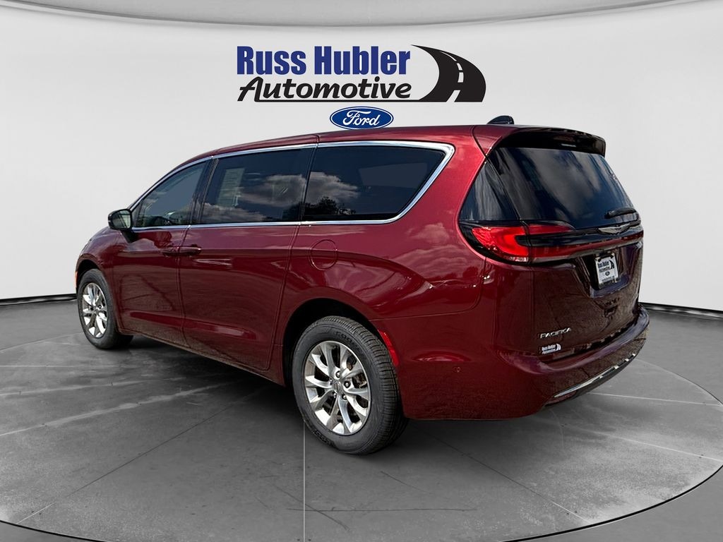 Used 2023 Chrysler Pacifica Touring L Minivan/Van