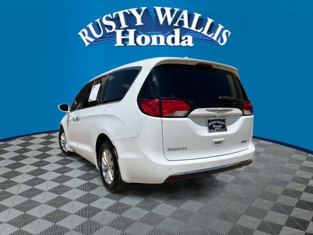 Used 2020 Chrysler Pacifica Touring Minivan/Van