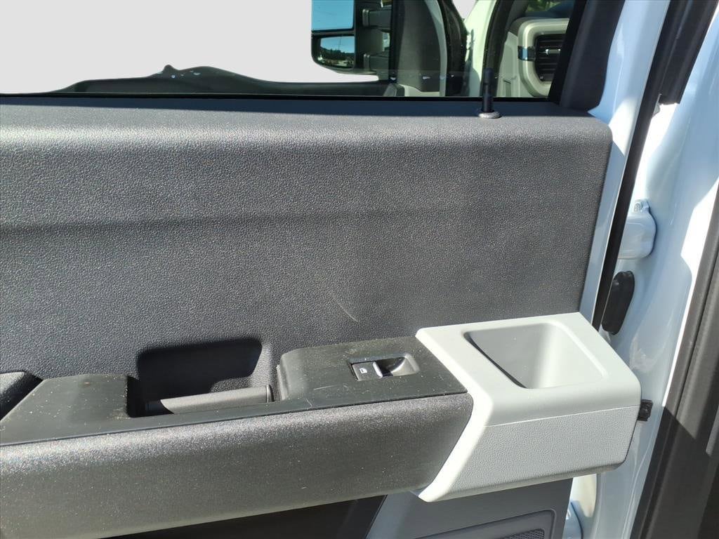 2025 Ford F-350 Super Duty Chassis Cab XL - Photo 8