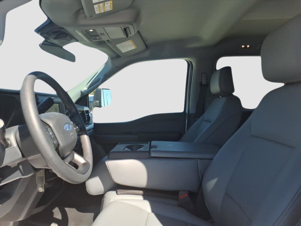 2025 Ford F-350 Super Duty Chassis Cab XL - Photo 7
