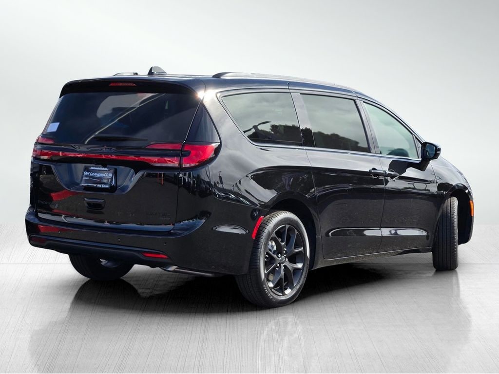 New 2027 Chrysler Pacifica Limited Passenger Van