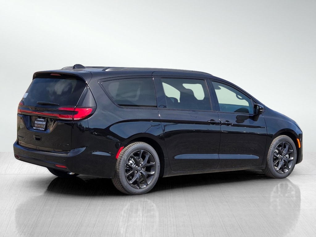 New 2027 Chrysler Pacifica Limited Passenger Van