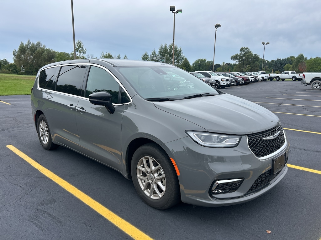 Used 2025 Chrysler Pacifica Select Passenger Van