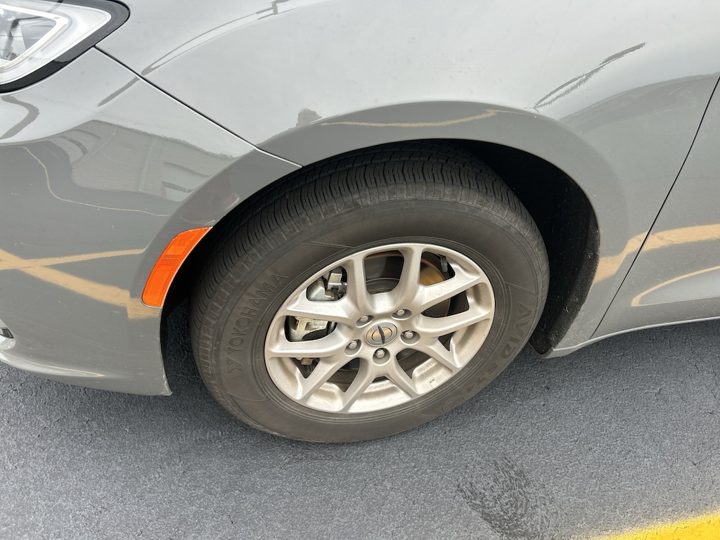 Used 2025 Chrysler Pacifica Select Passenger Van