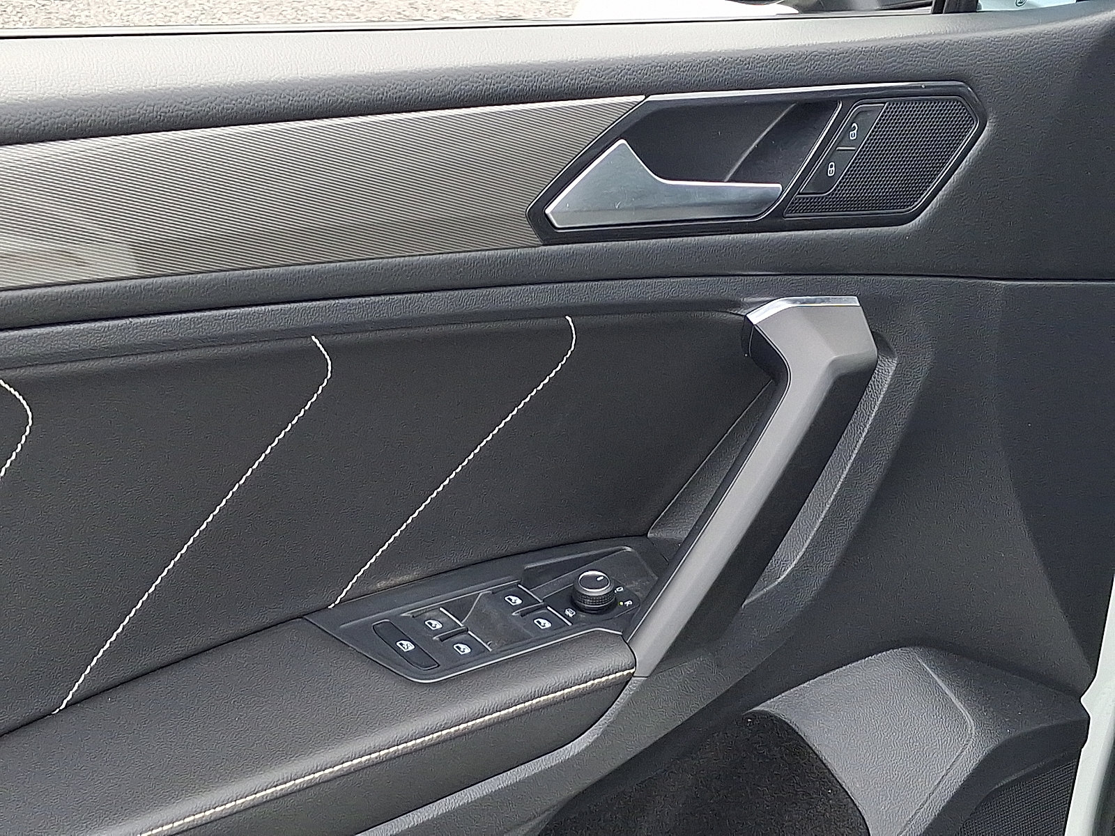 2023 Volkswagen Tiguan SE - Photo 13