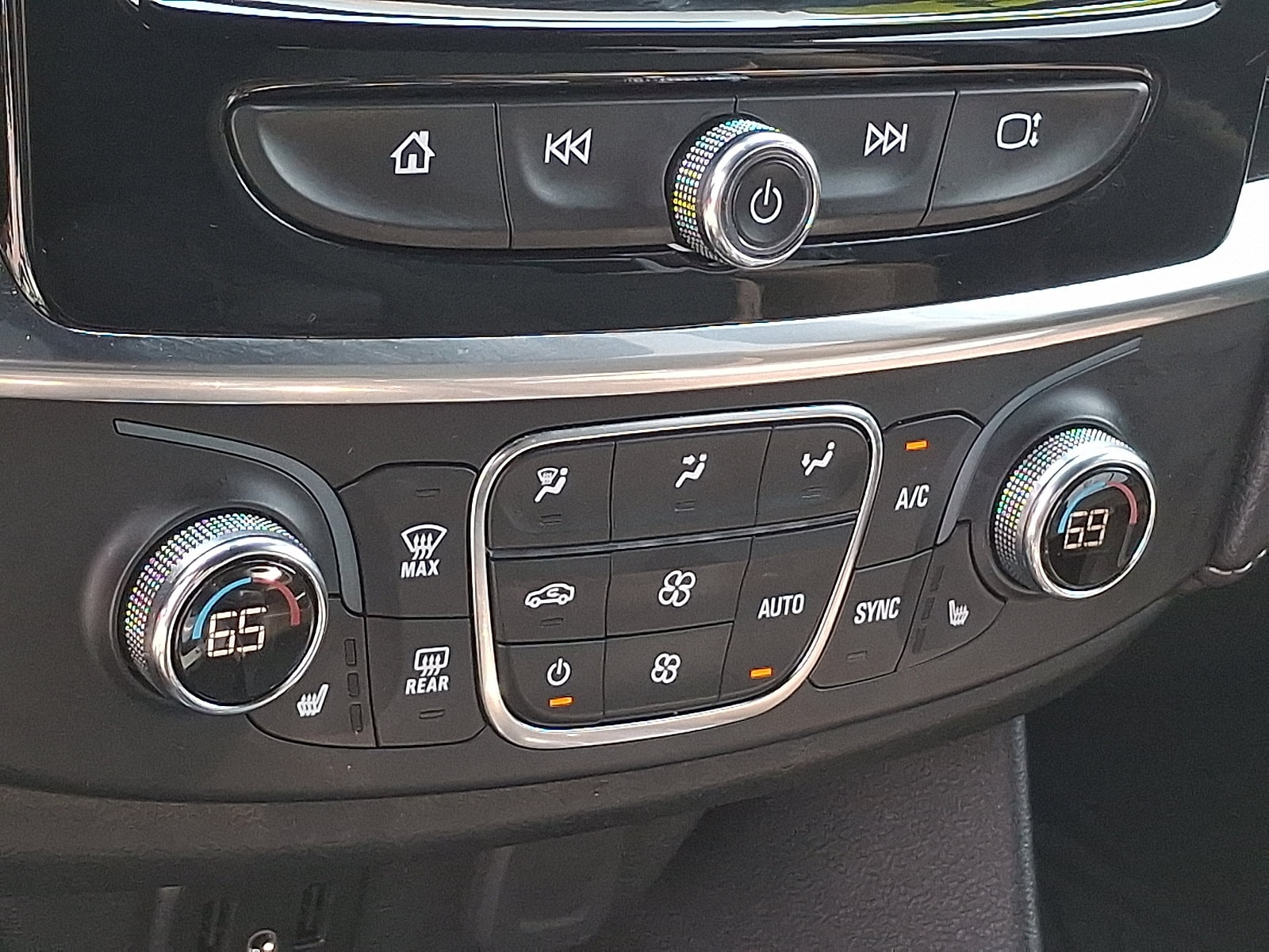 2023 Chevrolet Traverse 1LT - Photo 21