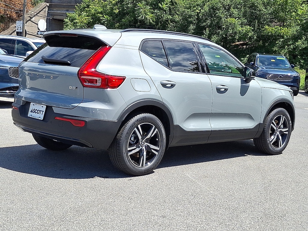 New 2026 Volvo XC40 B5 Core SUV