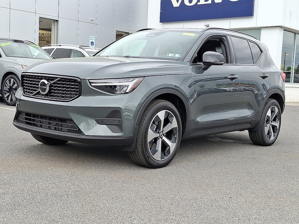 New 2026 Volvo XC40 B5 Core SUV
