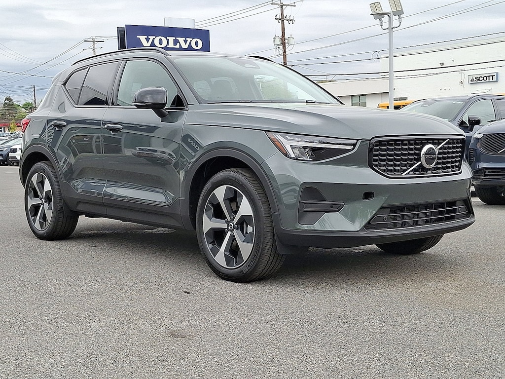 New 2026 Volvo XC40 B5 Core SUV