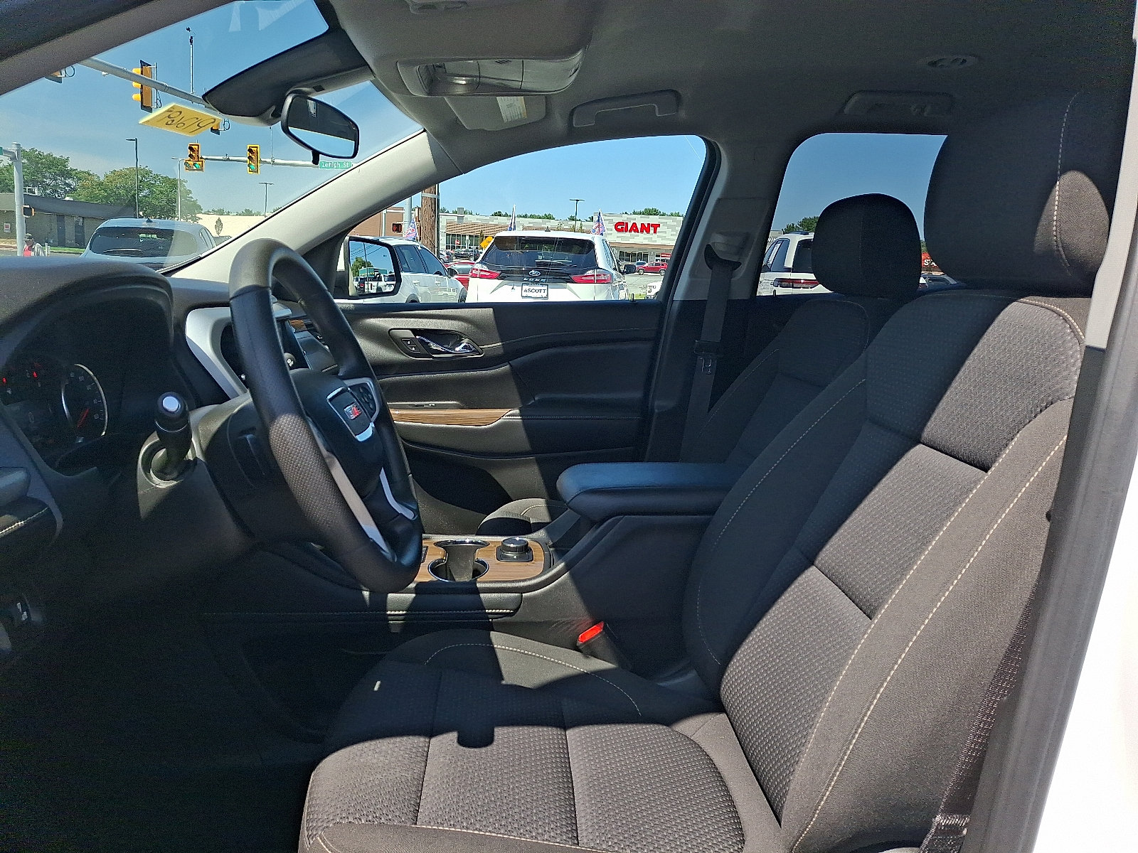 2023 GMC Acadia SLE - Photo 13