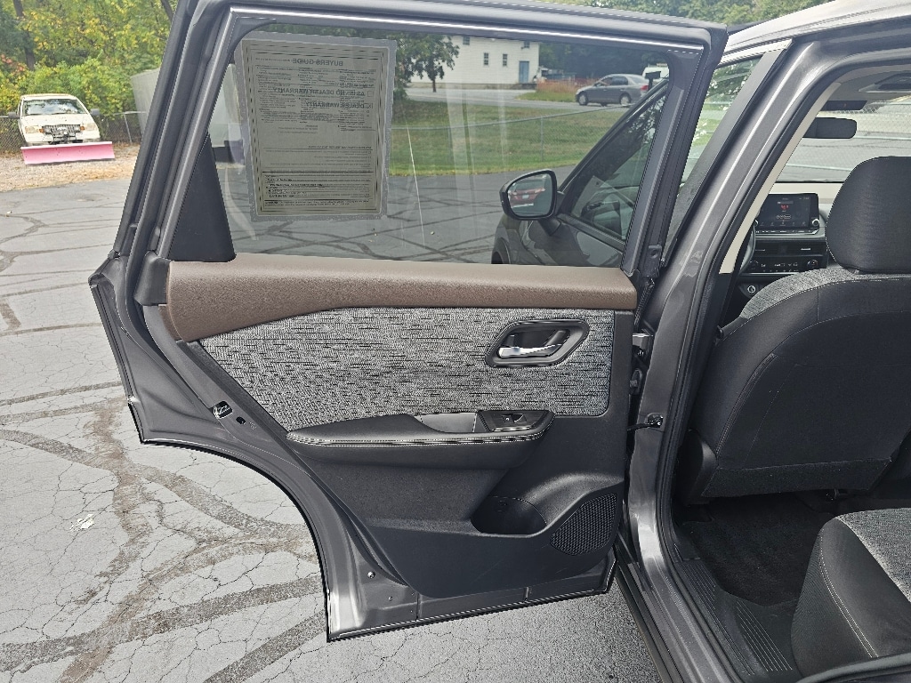 2023 Nissan Rogue SV - Photo 11