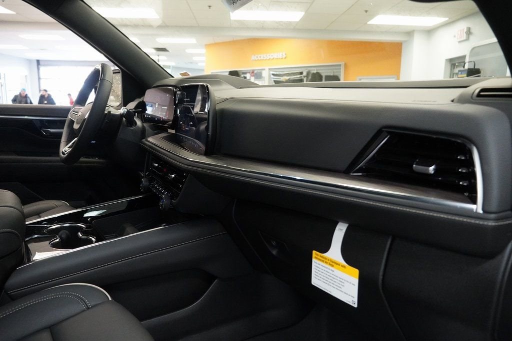 2025 Chevrolet Suburban Premier - Photo 30