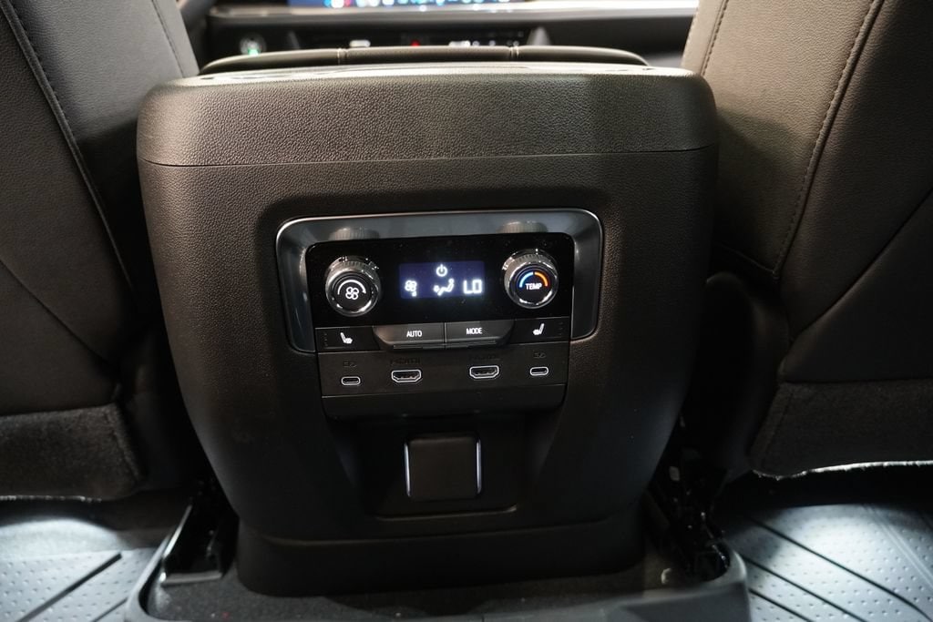 2026 Chevrolet Suburban Premier - Photo 31
