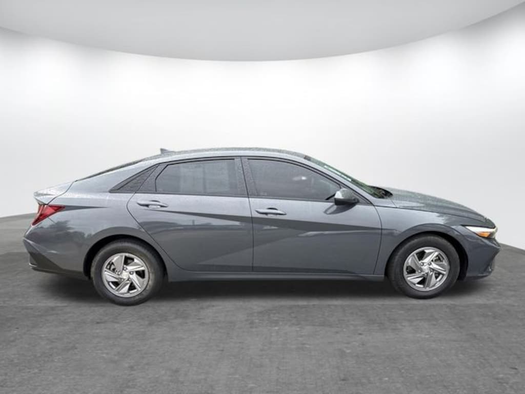 Used 2024 Hyundai Elantra SE Sedan