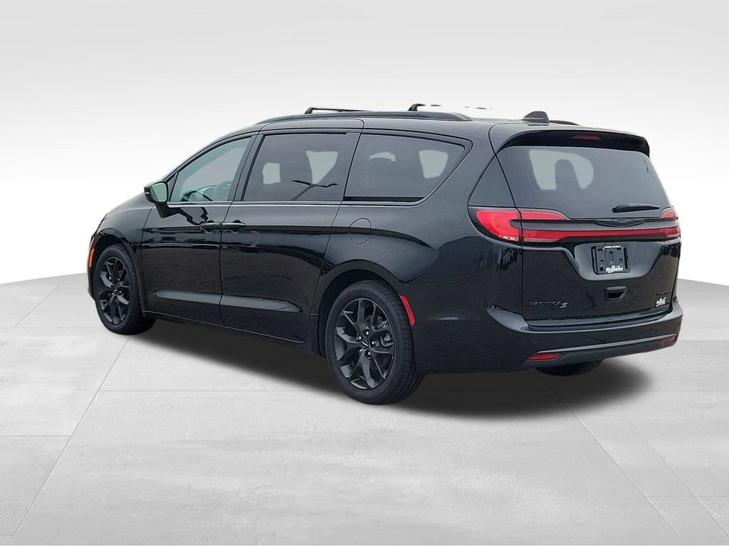 Used 2025 Chrysler Pacifica Limited Van Passenger Van