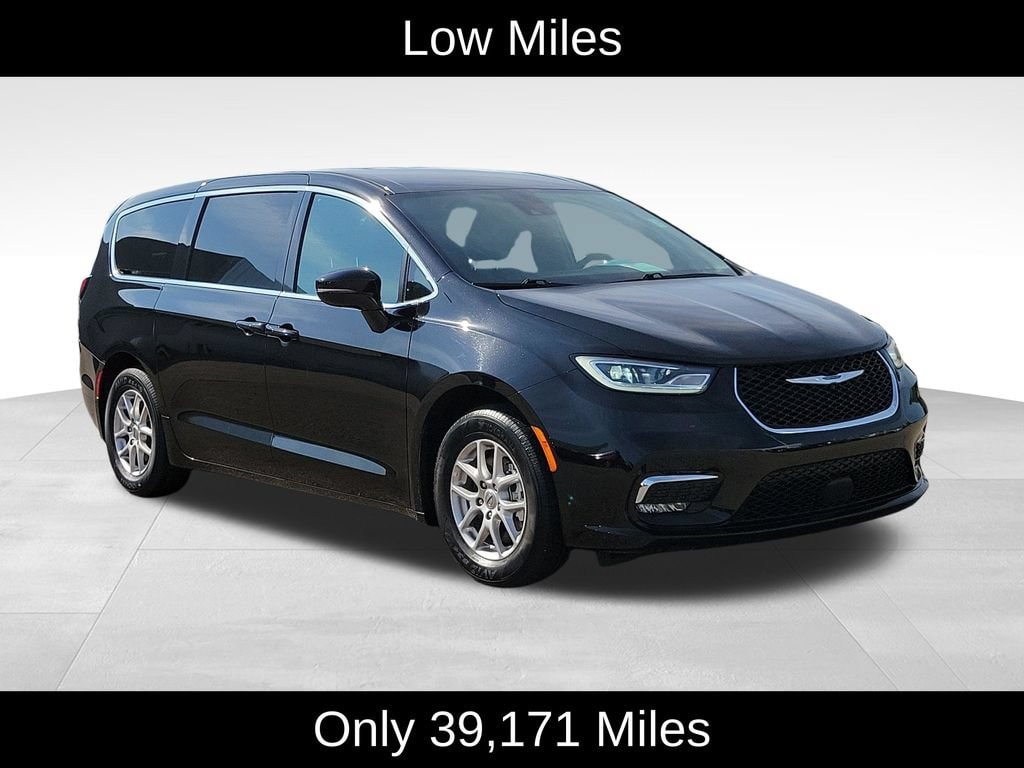 Used 2025 Chrysler Pacifica Select Van Passenger Van