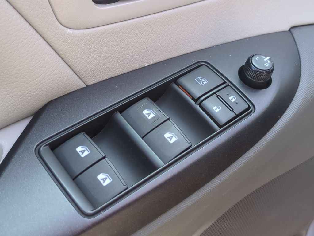 2017 Toyota Sienna LE - Photo 11