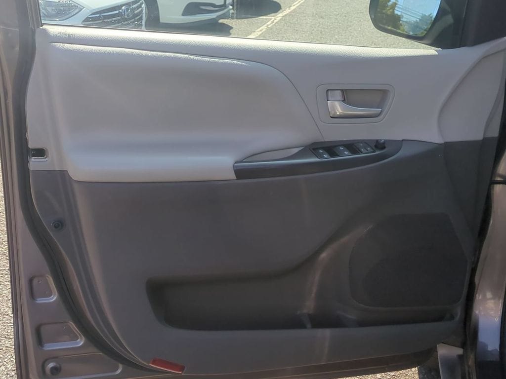 2017 Toyota Sienna LE - Photo 10