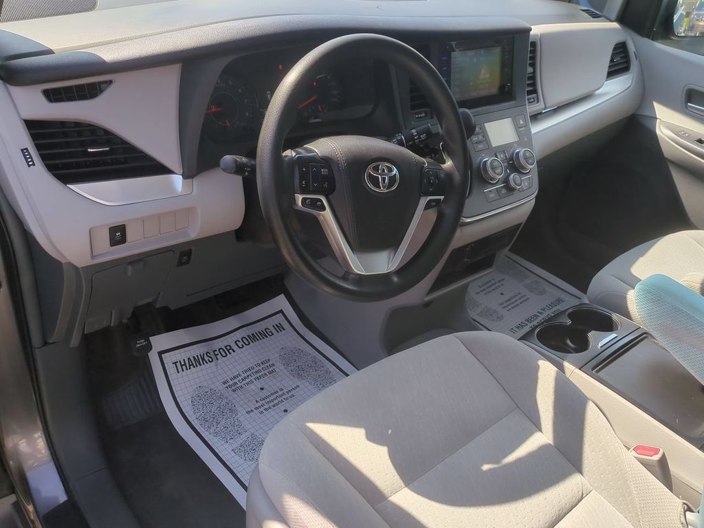 2017 Toyota Sienna LE - Photo 12