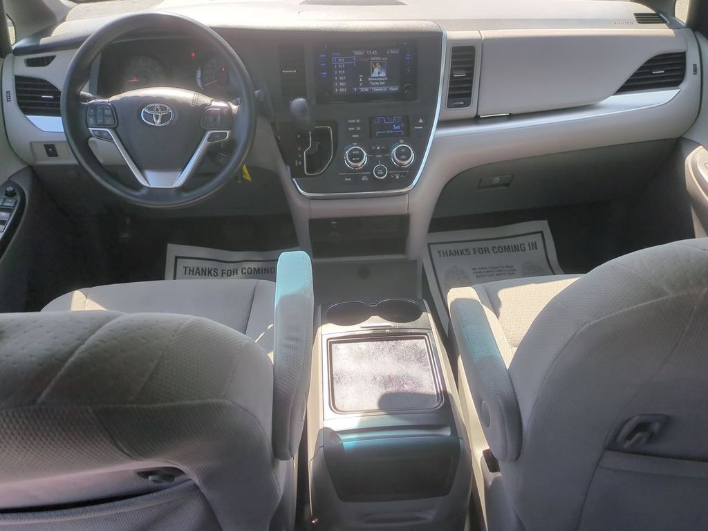 2017 Toyota Sienna LE - Photo 21