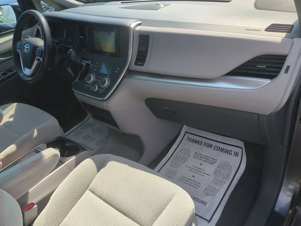 2017 Toyota Sienna LE - Photo 26