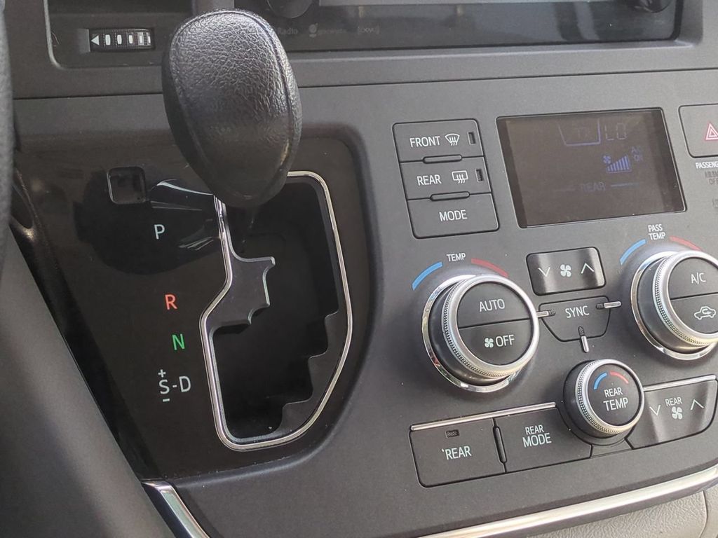 2017 Toyota Sienna LE - Photo 17