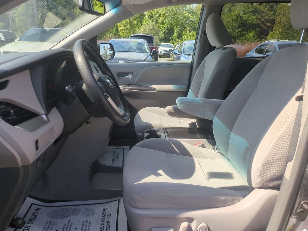 2017 Toyota Sienna LE - Photo 20