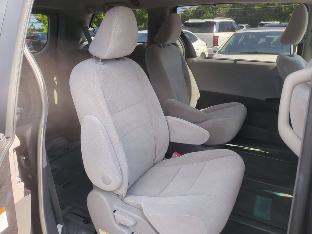 2017 Toyota Sienna LE - Photo 24