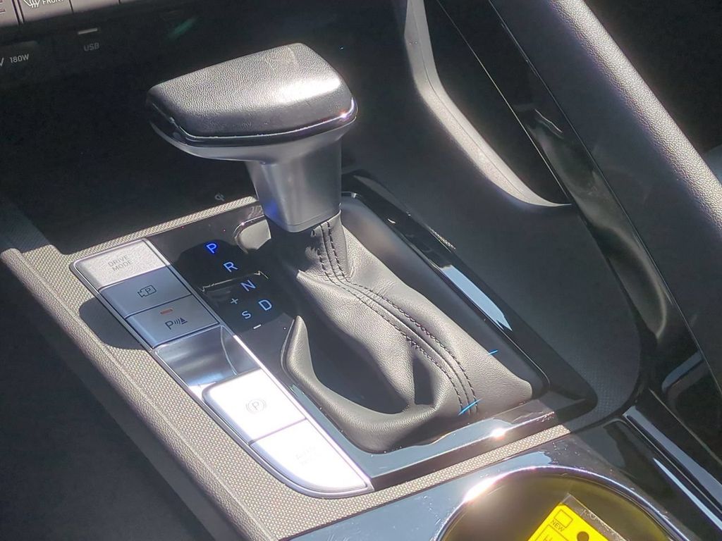 2024 Hyundai Elantra Limited - Photo 17